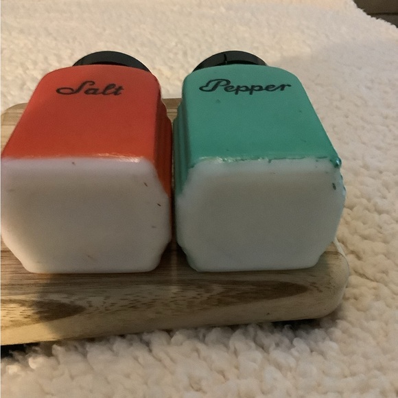 Vintage 1940’s McKee Roman Arch Salt & Pepper Red and Green Set - Picture 8 of 9